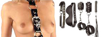 Fétichisme SM : Fétichistes, c\'est votre rayon, Cuir et métal pour pimenter vos jeux de sados, jouets SM hard et soft : harnais menottes, martinets, baillons, pinces, speculum.